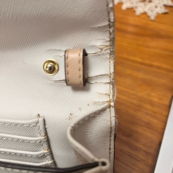 Michael Kors Cream Wallet Logo As Is - Picture 4 of 5